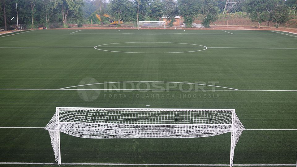 Lapangan dengan rumput sintesis milik PSSI yang akan dipergunakan untuk latihan timnas. Copyright: © INDOSPORT/ Ratno Prasetyo